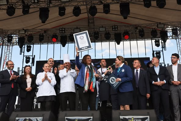 Afyonkarahisar'da Sucuklu Yumurta Rekoru: 1930 Kiloluk Dev Lezzet Guinness'e Girdi