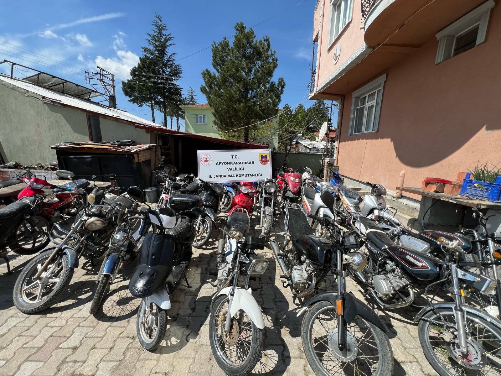 Afyonkarahisar’da Hurda Motosiklet Operasyonu: 44 Motosiklet Ele Geçirildi