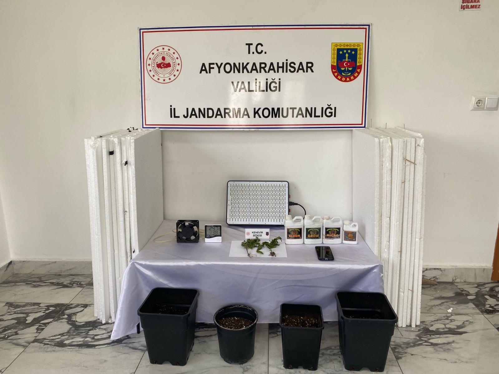 Afyonkarahisar’da Kargo Analiziyle Uyuşturucu Operasyonu: Kenevir Ekimi Yapan Şahıs Yakalandı