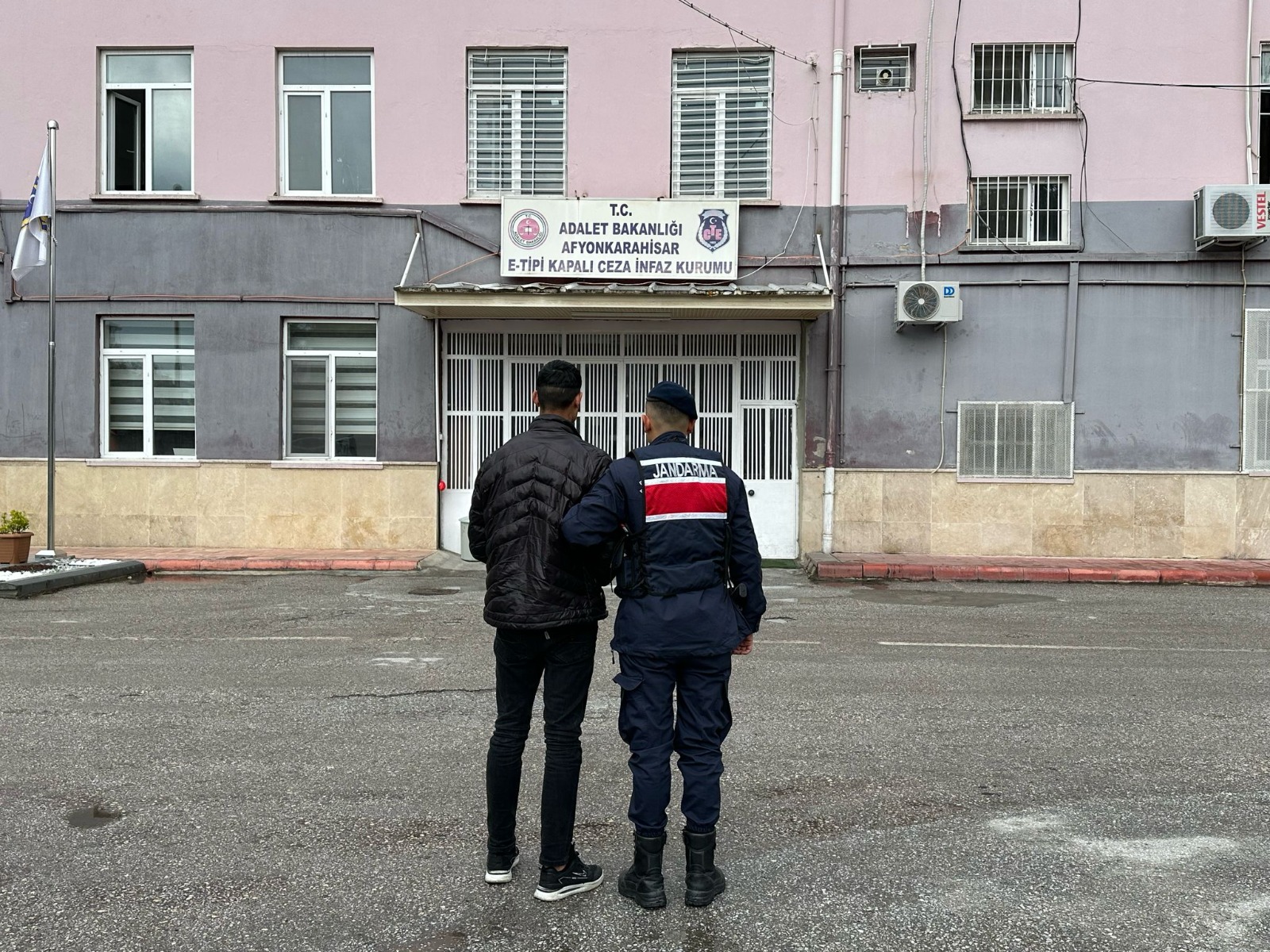 Afyonkarahisar'da 7 Yıl 9 Ay Kesinleşmiş Hapis Cezası Bulunan Şahıs Yakalandı