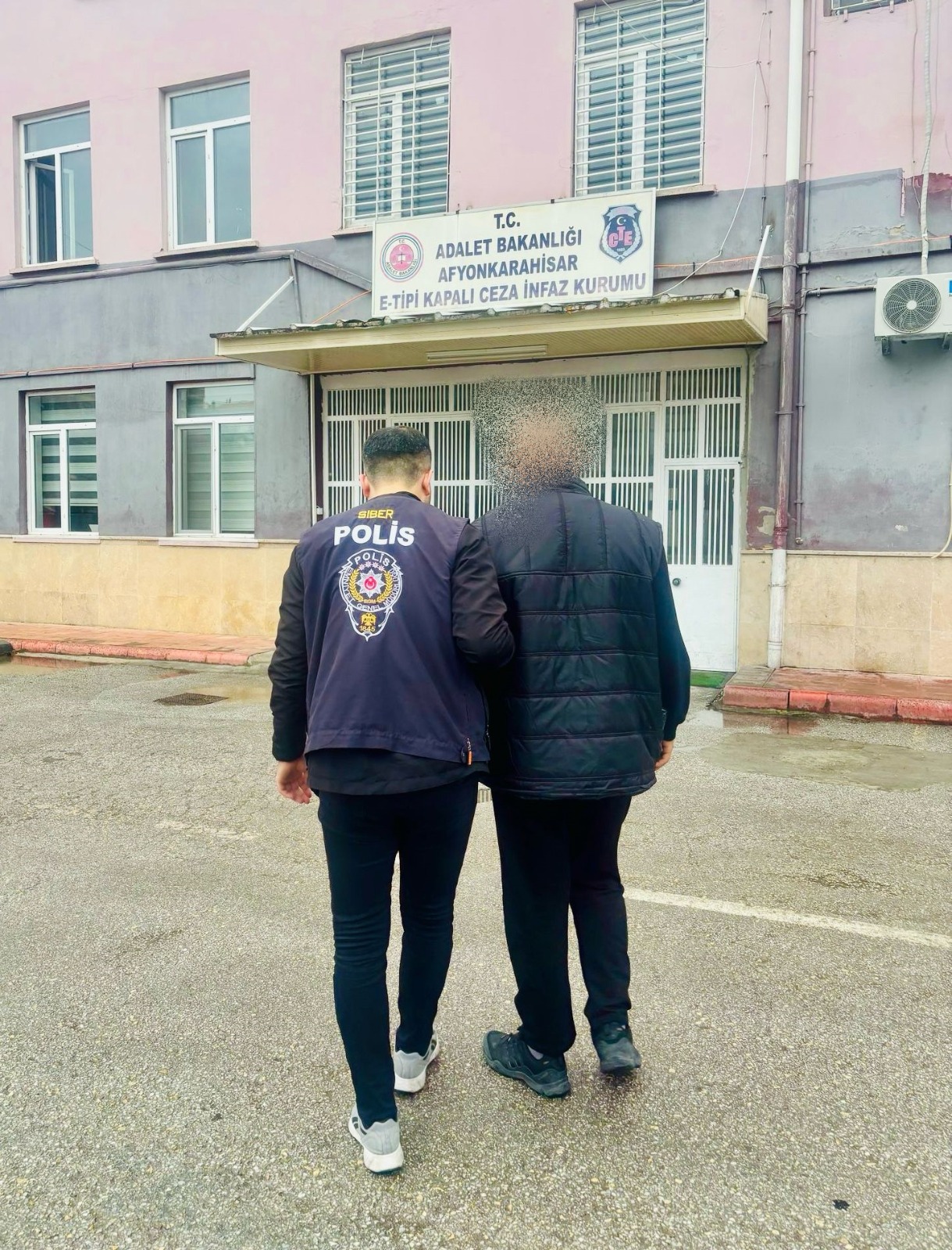 Afyonkarahisar’da Dolandırıcılık Suçundan Aranan Şahıs Yakalandı