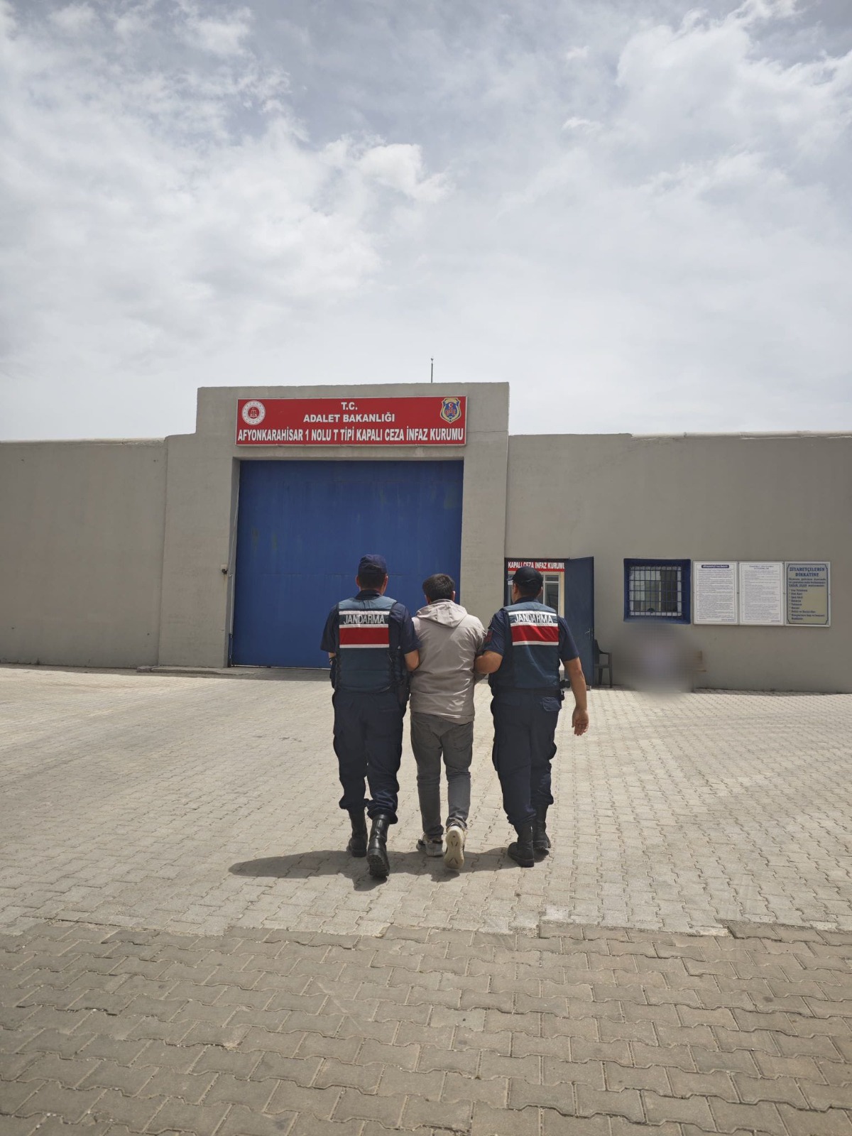 Afyonkarahisar’da Dolandırıcılık Suçundan Aranan Şahıs Yakalandı