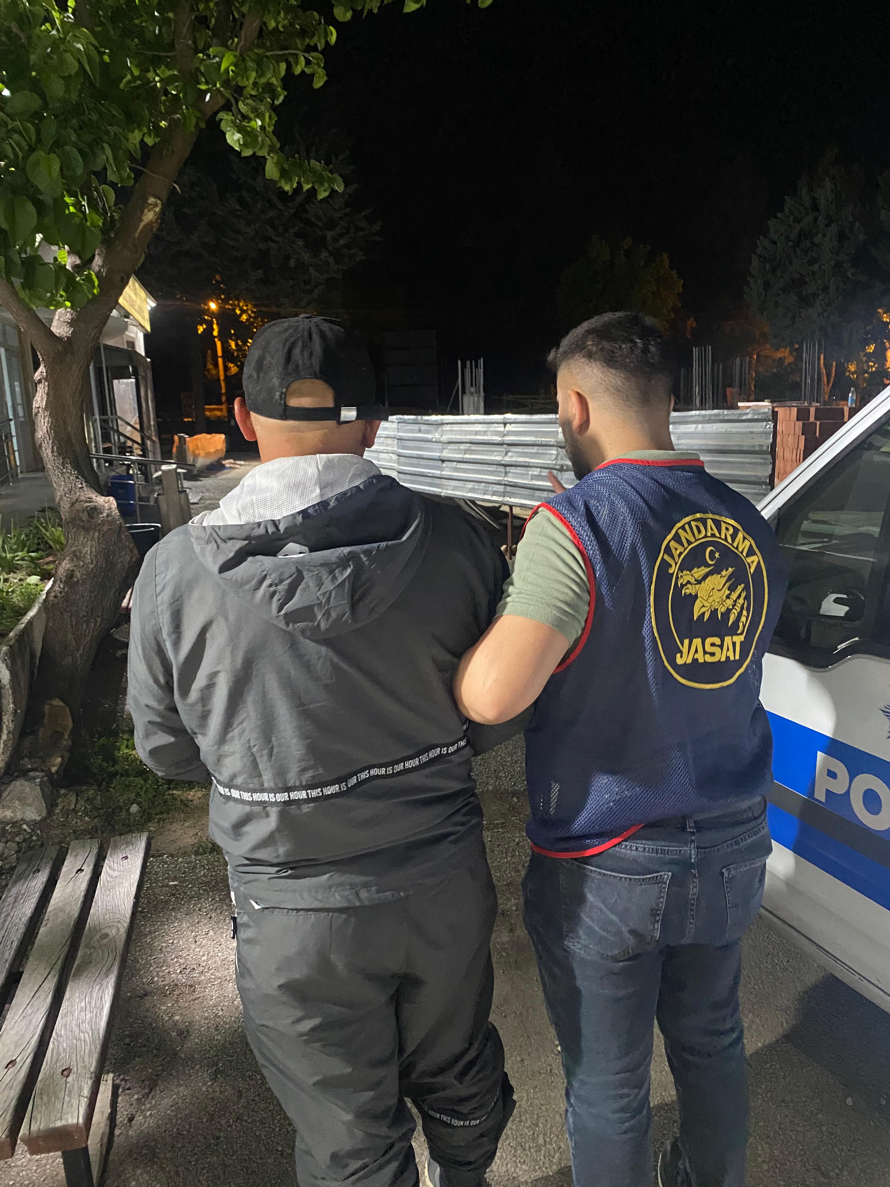 Afyonkarahisar JASAT’tan Başarılı Operasyon: 11 Yıl Hapis Cezası Bulunan Şahıs Isparta’da Yakalandı