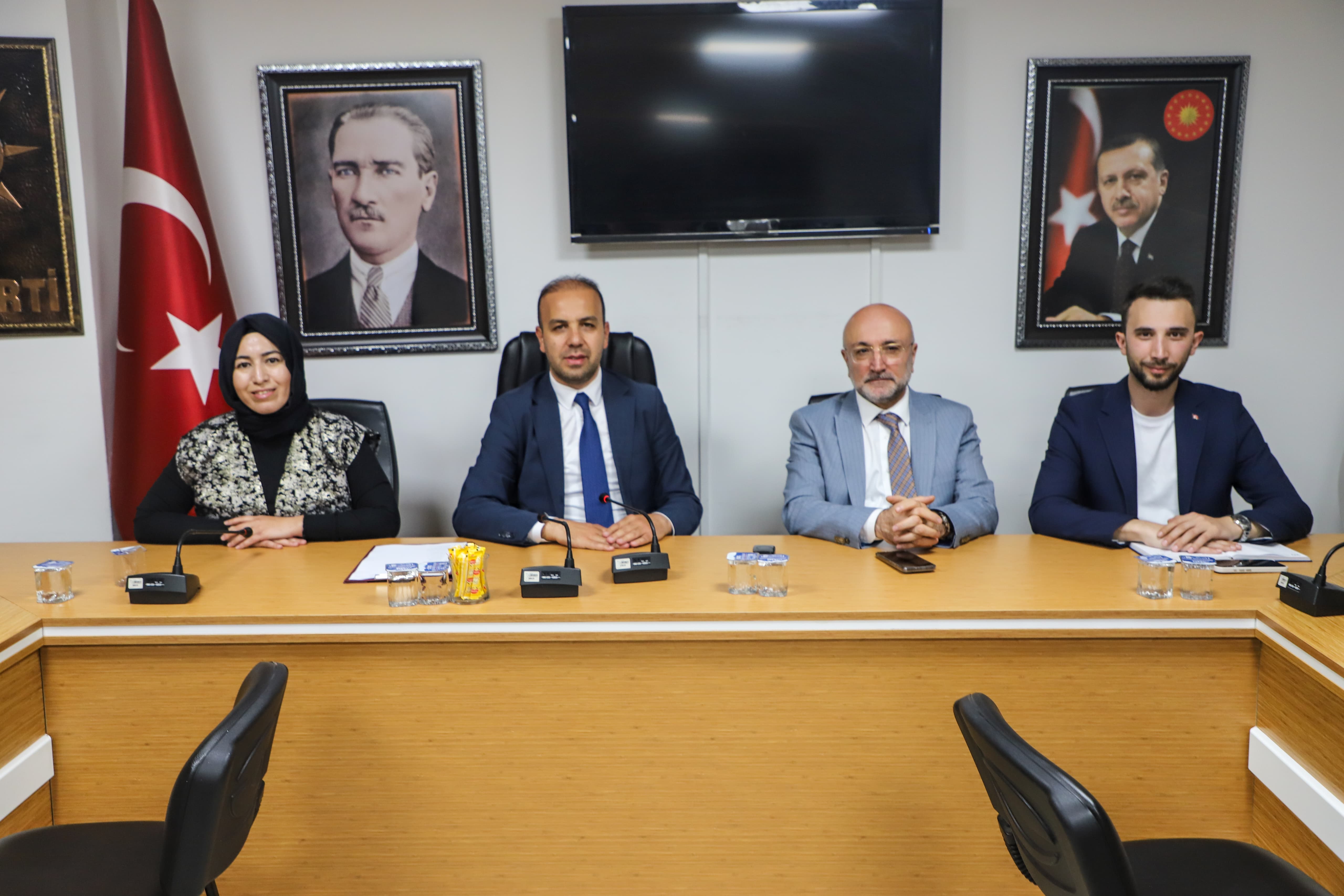 AK PARTİ KOORDİNATÖRÜ SELİM GÜLTEKİN, İL YÖNETİMİYLE BİR ARAYA GELDİ