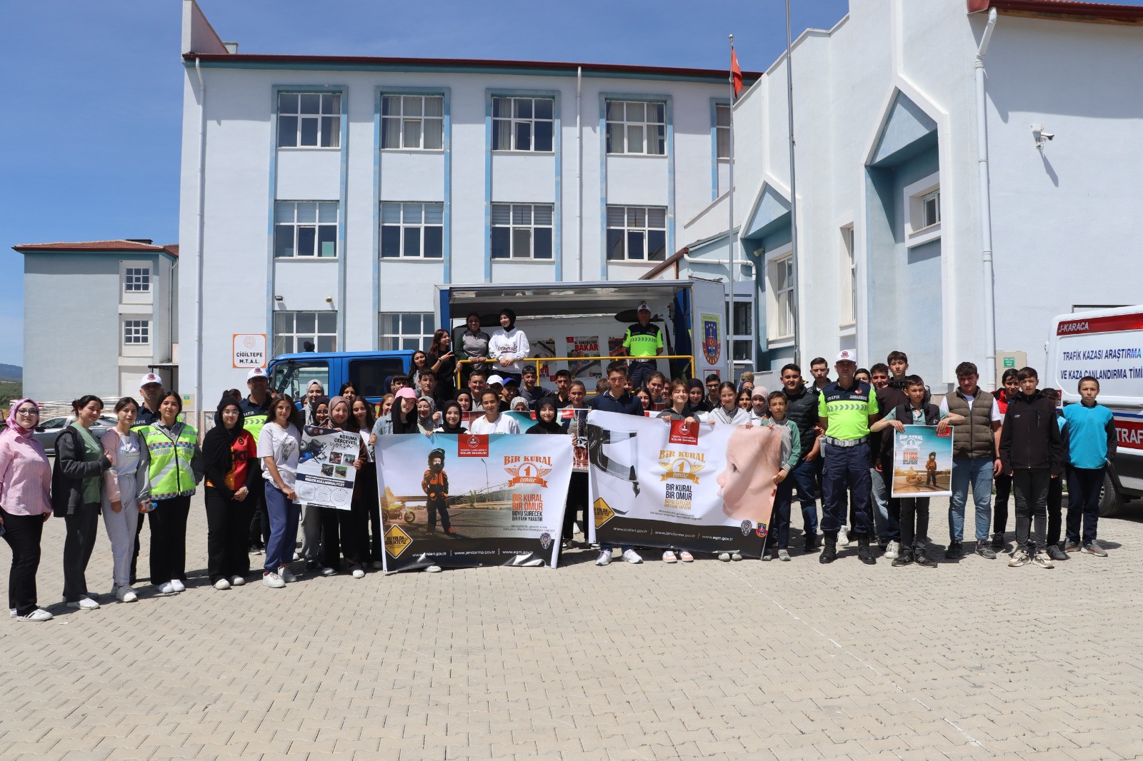 Sinanpaşa’da Öğrencilere Emniyet Kemeri ve Trafik Güvenliği Eğitimi Verildi