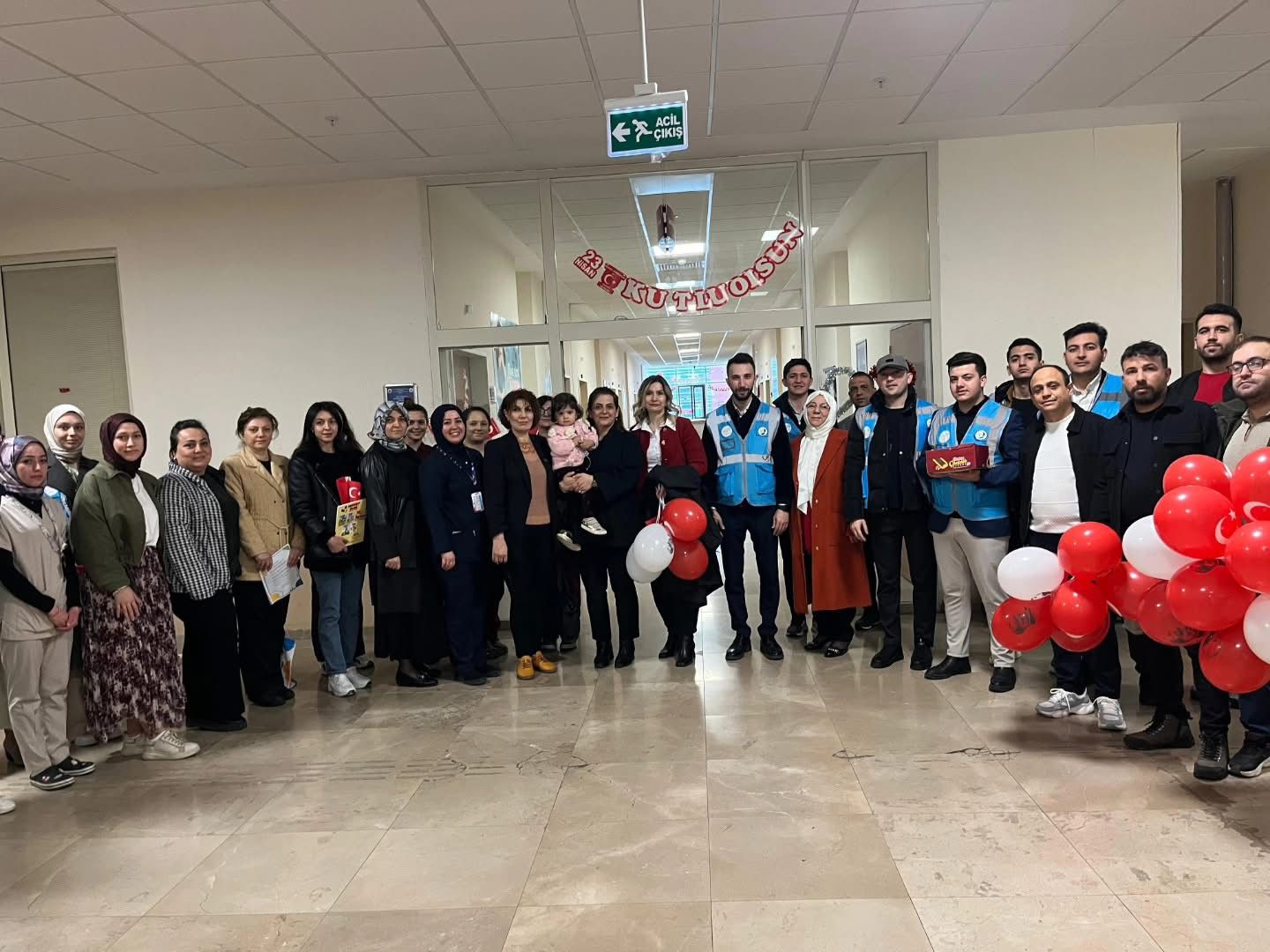 AK GENÇLİK’TEN ANLAMLI BULUŞMA  23 NİSAN SEVİNCİ HASTANEYE TAŞINDI