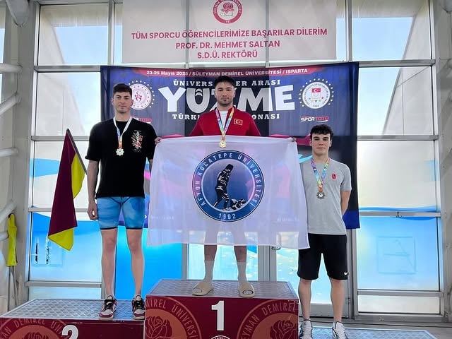 Afyon Kocatepe Üniversitesi SBF Öğrencisi Kirez’den Yüzmede Çifte Şampiyonluk