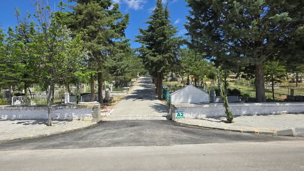 Bolvadin'de Yollar Yenileniyor: Akçeşme ve Asri Mezarlık Çevresinde Asfalt Çalışması Tamamlandı