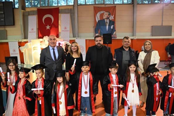 Emirdağ'da Minik Kalpler Mezuniyet Heyecanı Yaşadı