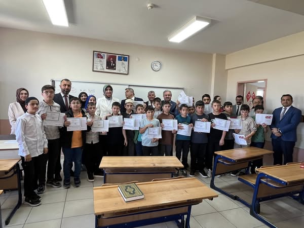 Afyonkarahisar'da Karne Heyecanı: Vali ve Belediye Başkanı Öğrencilerle Buluştu