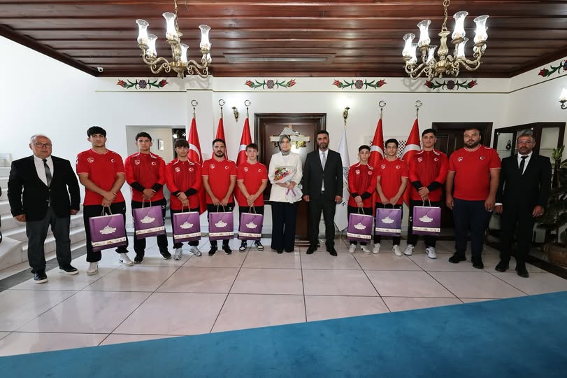 Afyonkarahisar'da Güreş Sporcuları Valilikte Onurlandırıldı