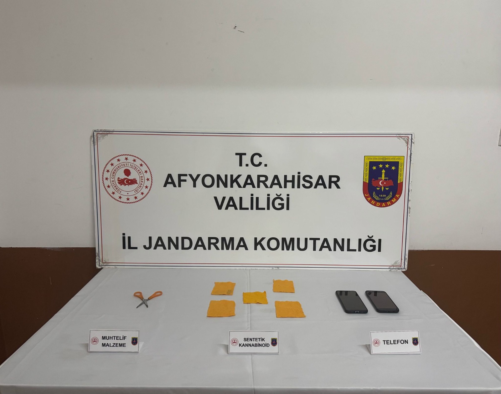 Sandıklı’da Uyuşturucu Operasyonu: 1.780 Kullanımlık Bonzai Ele Geçirildi