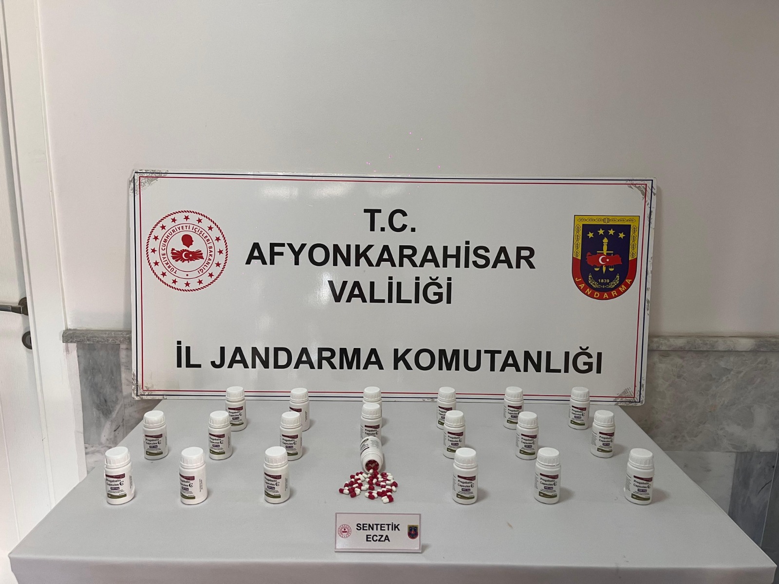 Afyonkarahisar’da Jandarmadan Uyuşturucu Operasyonu: 1.120 Adet Sentetik Hap Ele Geçirildi
