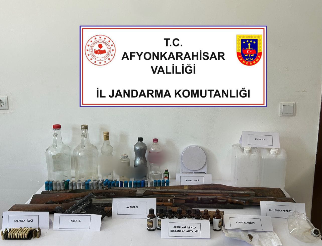 BAŞMAKÇI'DA KAÇAK ALKOL OPERASYONU: RUHSATSIZ SİLAHLAR VE UYUŞTURUCU ELE GEÇİRİLDİ