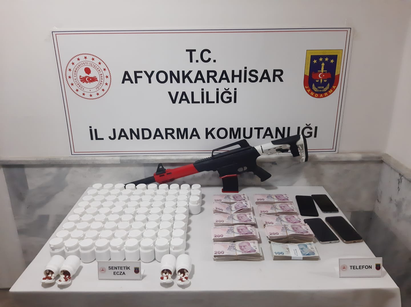 Afyonkarahisar'da Jandarmadan Uyuşturucu Operasyonu: 5.258 Sentetik Hap Ele Geçirildi